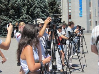 Митинг в защиту украинского языка: мало людей, много шума