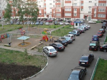 Решать проблему парковки транспорта во дворе за счет детских площадок нельзя
