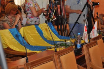 Флешмоб в мэрии: оппозиция "похоронила" Конституцию