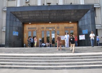 Одесса: Около 30-ти одесситов против «языкового» закона