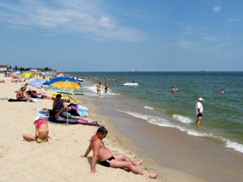 Ильичевский городской  пляж: вода и песок снова блистают чистотой