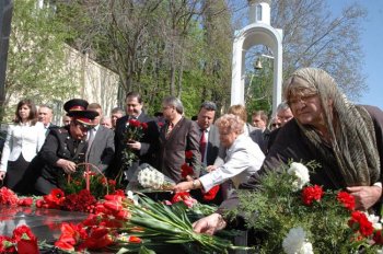 Сегодня в Одессе состоялся традиционный митинг-реквием, посвященный 26-й трагической годовщине аварии на Чернобыльской АЭС