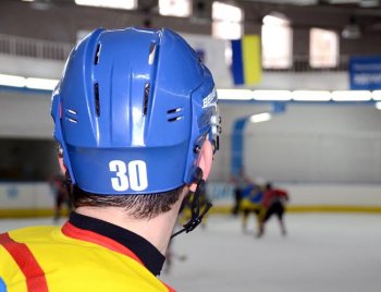 В Одессе играют в хоккей
