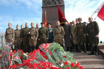 10 апреля. На Аллее Славы