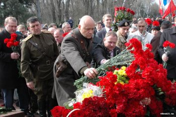 10 апреля. На Аллее Славы