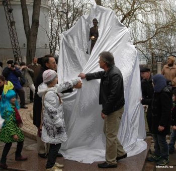 Сегодня в Одессе открыли памятник Владимиру Высоцкому