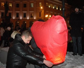 Одесситы отметили День влюбленных запуском сердец в небо