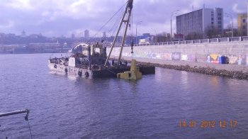Одесситы помогли вытащить кран «Захарий» из вод Днепра