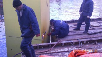 Одесситы помогли вытащить кран «Захарий» из вод Днепра