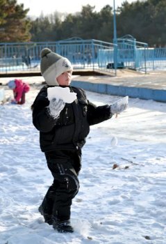 В одесском парке Победы пруд, как и в прошлом году, превратили в каток