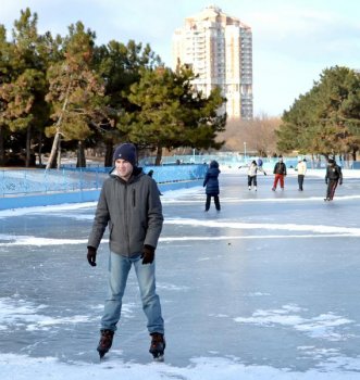 В одесском парке Победы пруд, как и в прошлом году, превратили в каток