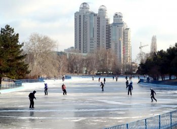 В одесском парке Победы пруд, как и в прошлом году, превратили в каток