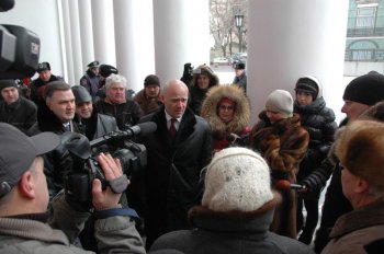 Пикет у стен мэрии