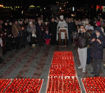 В Одессе на Соборной площади православные одесситы зажгли свечи памяти
