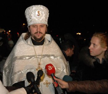 В Одессе на Соборной площади православные одесситы зажгли свечи памяти