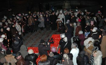 В Одессе на Соборной площади православные одесситы зажгли свечи памяти