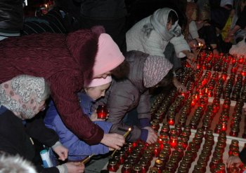 В Одессе на Соборной площади православные одесситы зажгли свечи памяти