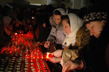 В Одессе на Соборной площади православные одесситы зажгли свечи памяти