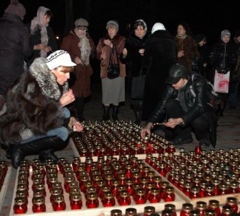 В Одессе на Соборной площади православные одесситы зажгли свечи памяти