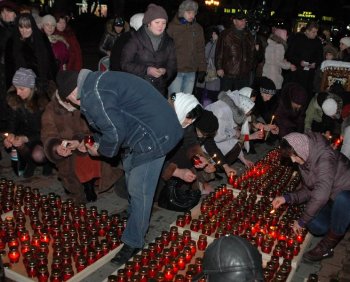 В Одессе на Соборной площади православные одесситы зажгли свечи памяти