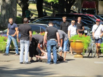 По городу свинью водили...