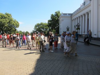 По городу свинью водили...