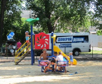 В Суворовском районе появились две новые детские площадки
