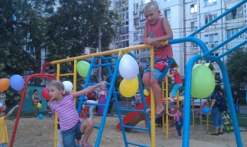 Жители улицы Филатова 20 лет добивались детской площадки. Мечта воплотилась за 2 недели