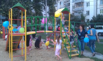 Жители улицы Филатова 20 лет добивались детской площадки. Мечта воплотилась за 2 недели