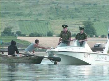 Пограничники выловили из Днестра более полутонны спирта