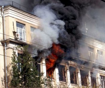 Спасаясь от огня пожара, в Одессе мужчина выпрыгнул с 3-го этажа