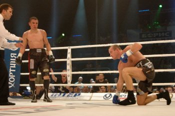 Большой бокс в Одессе. Вячеслав Узелков благодаря нашим судьям добывает победу