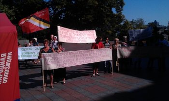 У стен мэрии массовый митинг (фото)
