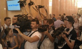 Начало сессии: обморок одесситки. Начальник горздрава лично оказывает помощь