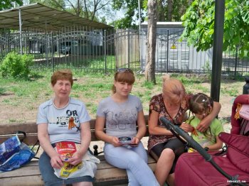 Завяжи ленточку, если помнишь: жители Суворовского района чтят подвиг ветеранов