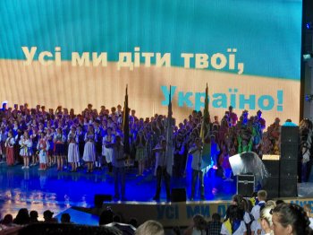 В ход пошли дождевики и покрывала