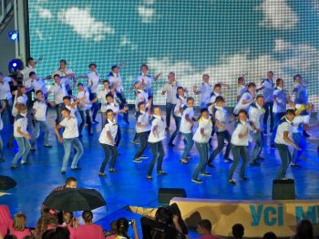 В ход пошли дождевики и покрывала