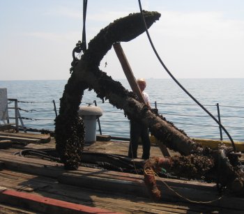 Из глубин морских и времени  поднят столетний якорь