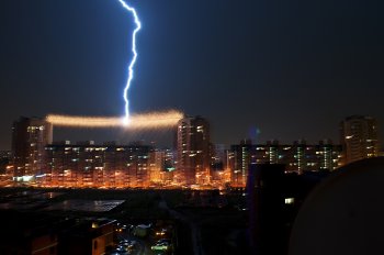 Природные катаклизмы: огненный  мост, град величиной в пол-ладони...