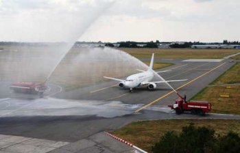 Гостей в Одесском  аэропорту встречают водяным салютом