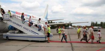Гостей в Одесском  аэропорту встречают водяным салютом