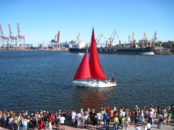Над морским вокзалом Одессы пламенеют «Алые паруса» вдохновения