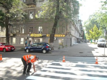 В Одессе обновляют пешеходные  переходы у школ