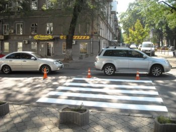 В Одессе обновляют пешеходные  переходы у школ
