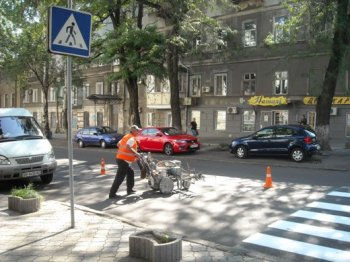 В Одессе обновляют пешеходные  переходы у школ