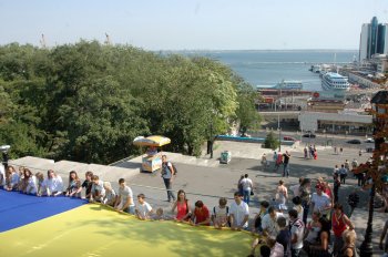 Общественные активисты в Одессе подняли огромный государственный флаг на Потемкинской лестнице