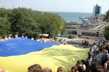 Общественные активисты в Одессе подняли огромный государственный флаг на Потемкинской лестнице