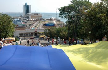 Общественные активисты в Одессе подняли огромный государственный флаг на Потемкинской лестнице
