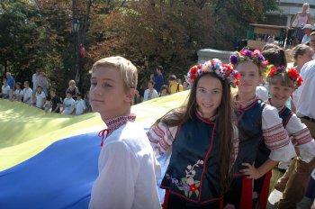 Общественные активисты в Одессе подняли огромный государственный флаг на Потемкинской лестнице