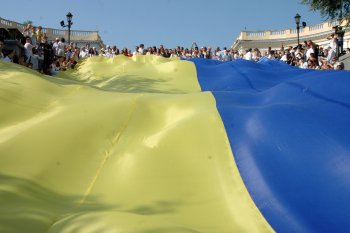 Общественные активисты в Одессе подняли огромный государственный флаг на Потемкинской лестнице